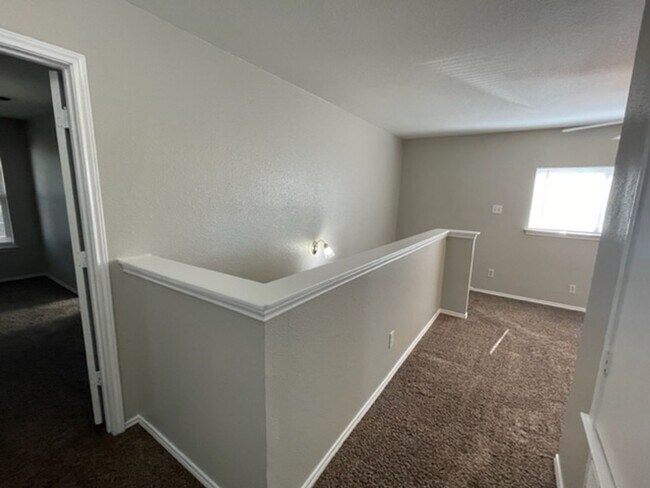 Building Photo - Spacious 3 Bedroom 2 Bath