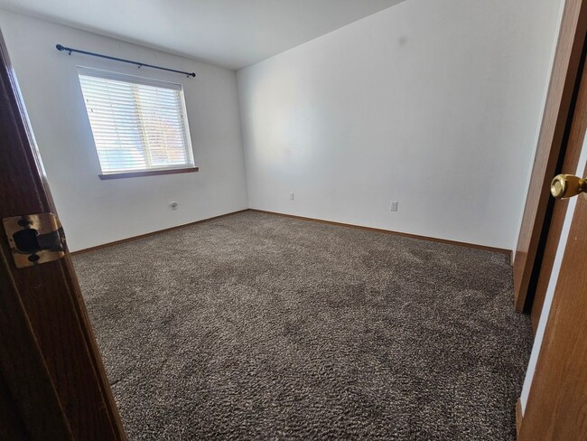 Building Photo - Great deal on this SPACIOUS 2bdr PET FRIEN...