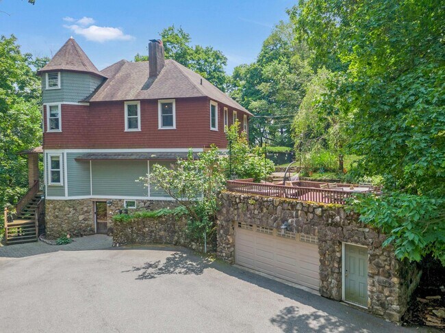 Building Photo - 65 Rockledge Dr