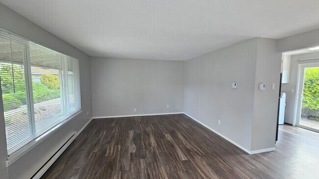 Building Photo - Beautiful Tacoma duplex 2bd 1 bath w/ 1 car garage
