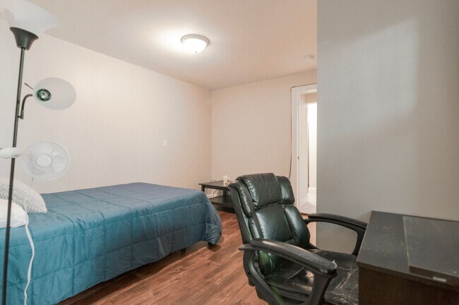 Building Photo - Two Bedroom Two Bath 112 Quarry