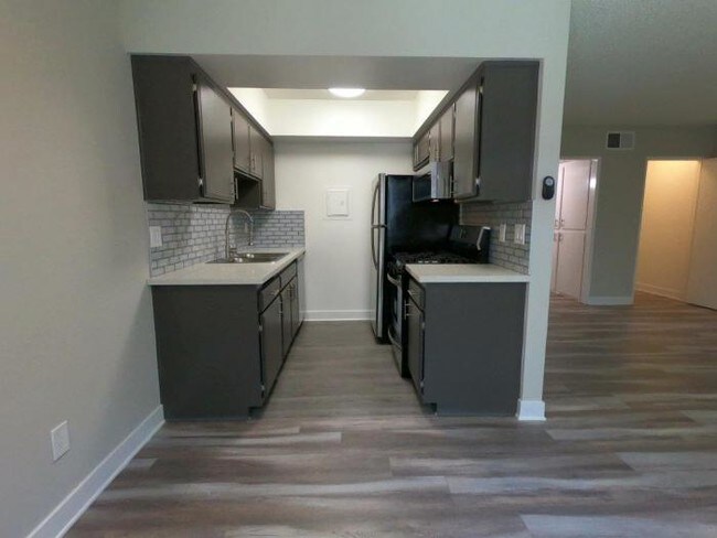 Building Photo - 1 bedroom in Sherman Oaks CA 91411