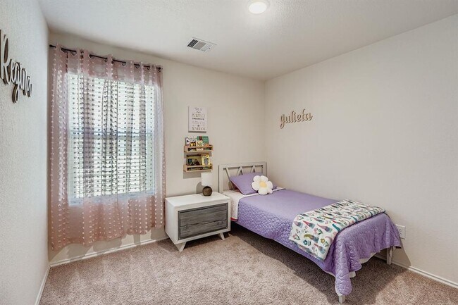 Building Photo - 121 Granary Dr