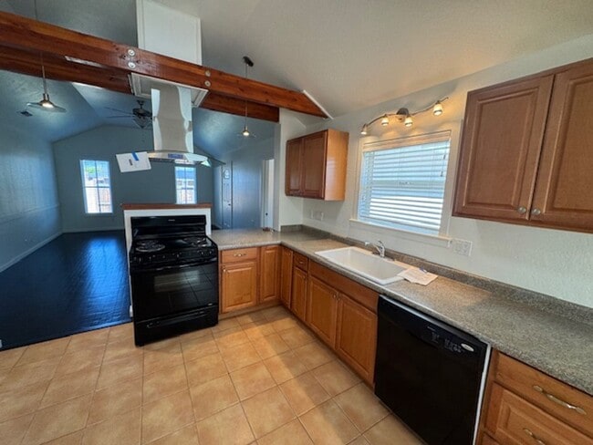 Building Photo - WELL MAINTAINED 3 BR HOME- COMFORTABLE, AFFORDABLE & GREAT LOCATION