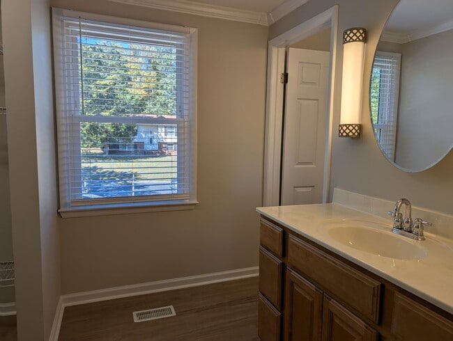 Building Photo - Cozy 2 story, 5 bedroom, 3.5 bathroom hous...