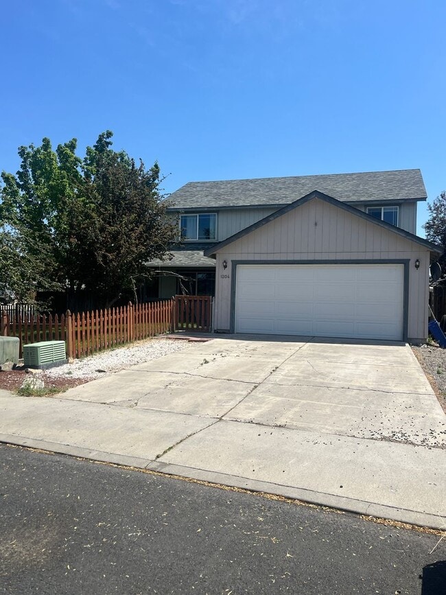Primary Photo - Beautiful Large 3 bedroom 2.5 bath home