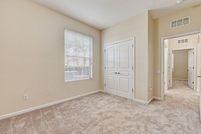 Building Photo - Beautifully Maintained 3-Bedroom, 2-Bathro...