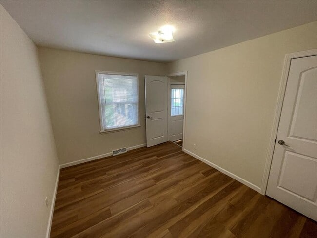 Building Photo - 433 Essen Ln