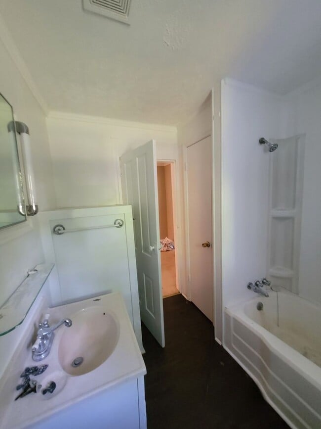 Building Photo - Madison Co. –3Bedroom, 1 Bathroom- Comer, GA – QUIET NEIGHBORHOOD – HOME SITS ON BEAUTIFUL CORNER...