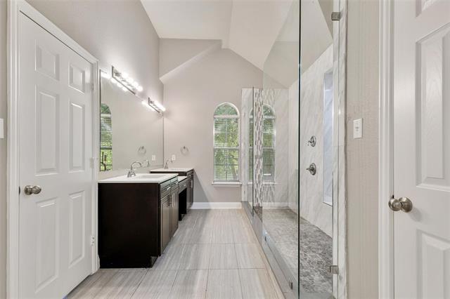 Building Photo - 2026 Camelot Dr