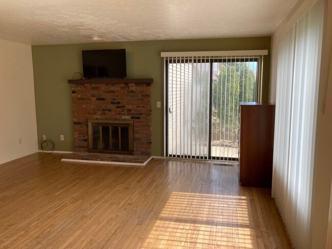 Building Photo - Condo for Rent Richmond Heights