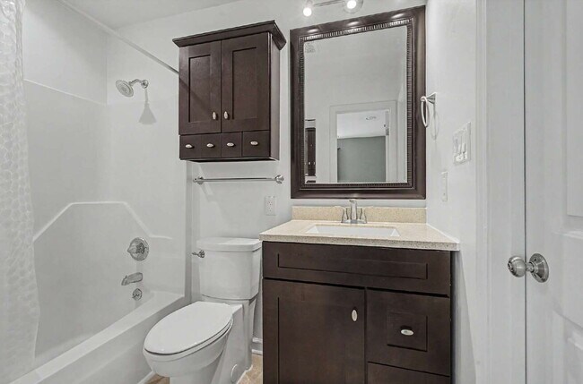 Building Photo - 2-Bedroom Condo Retreat in the Heart of Cary!