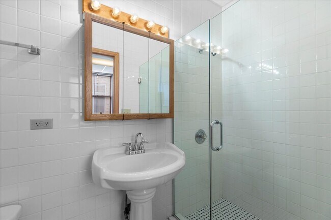 Building Photo - 620 W Belmont Ave