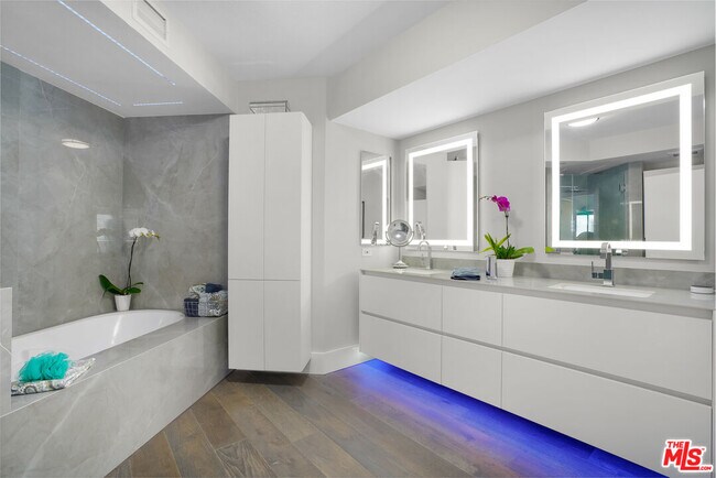 Building Photo - 13600 Marina Pointe Dr