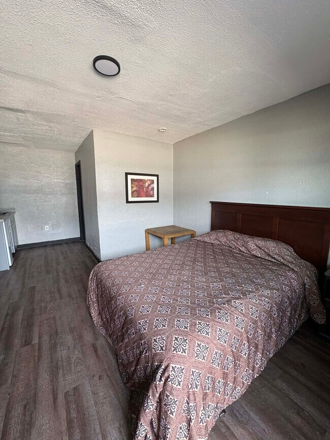 Building Photo - 711 Pasadena Fwy