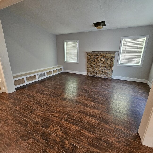 Building Photo - Duplex - 2 Bedroom, 2 Full Bathrooms and a...