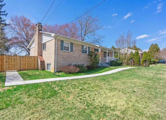 Building Photo - 2605 Redmiles Dr