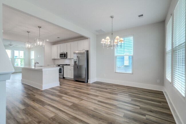 Building Photo - Beautifully Maintained 3 Bedroom, 2.5 Bath...