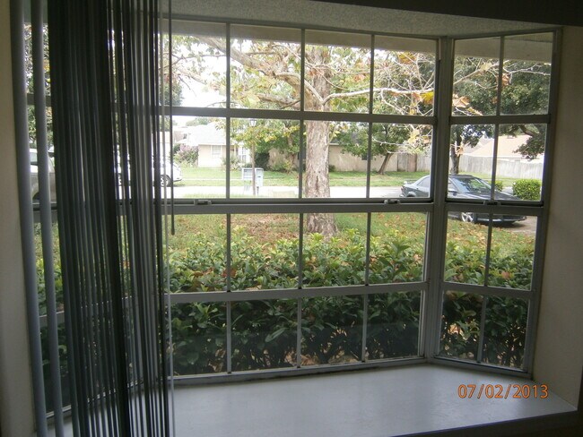 Building Photo - 3/2 Single Family Home with EXTRA Large Backyard
