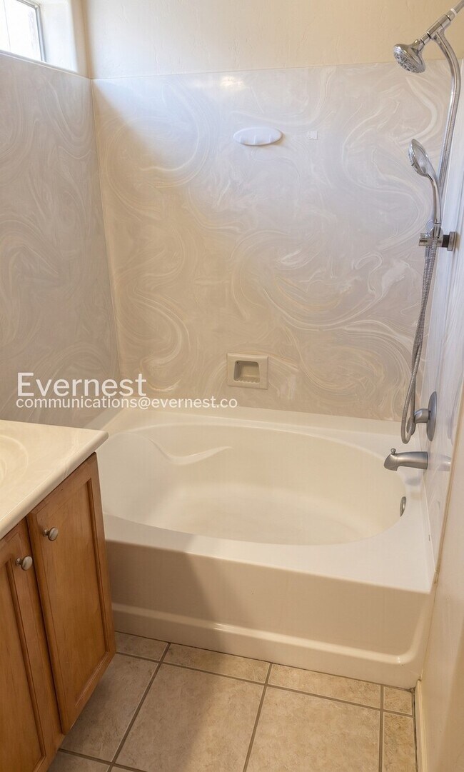 Building Photo - 3-Bed/2-Bath Home with Fenced Yard and Garage Parking/ Pet Friendly/Voucher Accepted/ Available S...