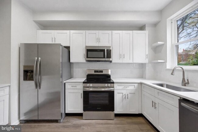 Building Photo - 1359 Crease St