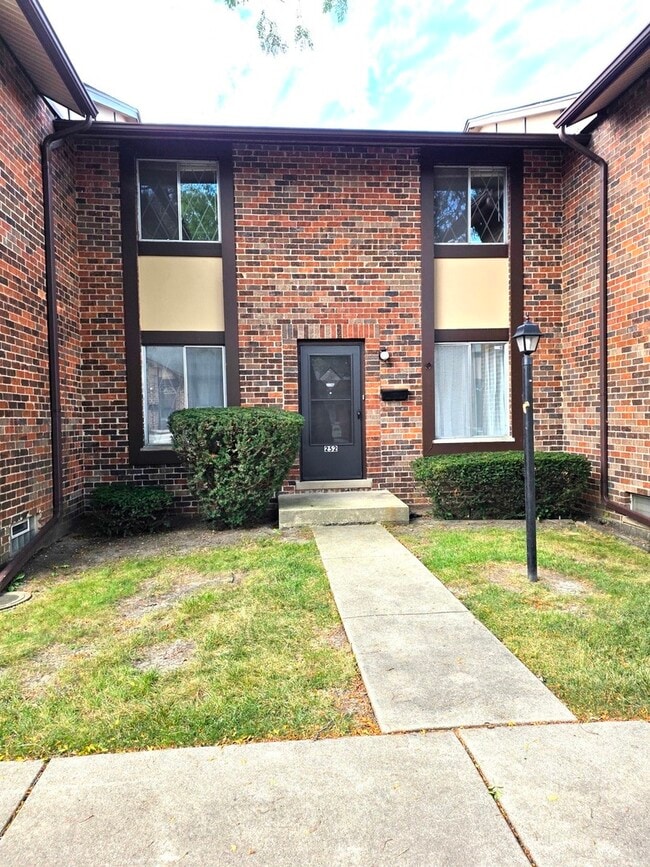 Primary Photo - 1S252 Stratford Ln