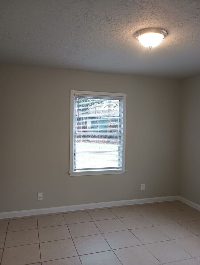 Building Photo - Cozy 2 bed / 1 bath - Move in Ready!