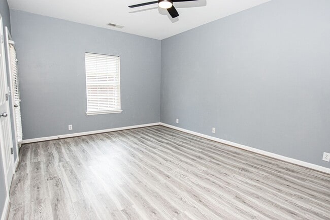 Building Photo - Stunning Two Bedroom, Two Bathroom Apartme...