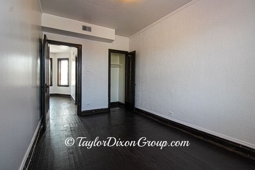 Building Photo - 3863 W Maypole Ave