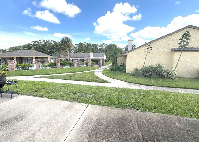 Building Photo - Charming 2-Bed, 2-Bath Home with Vaulted Ceilings & Pool View!