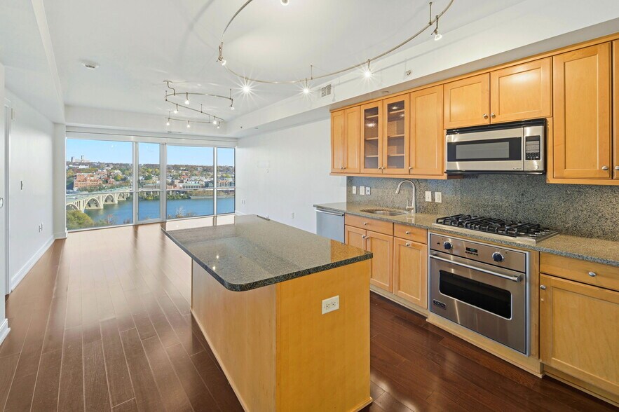 Building Photo - 1111 19th St N