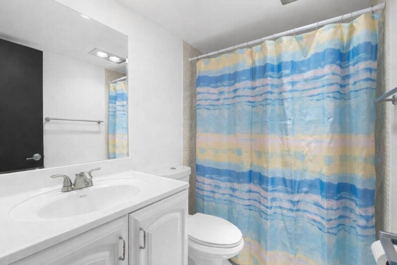 Building Photo - 500 Oaks Ln