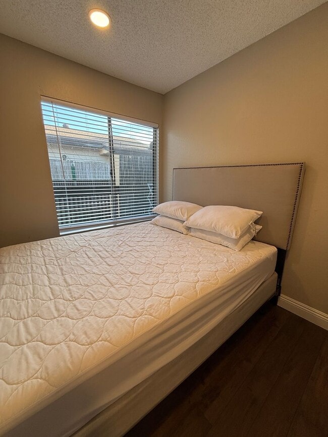 Building Photo - Centrally located Mission Valley 2 bedroom condo