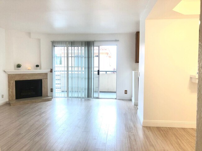 Building Photo - Coming Soon!! Live in the heart of Downtow...