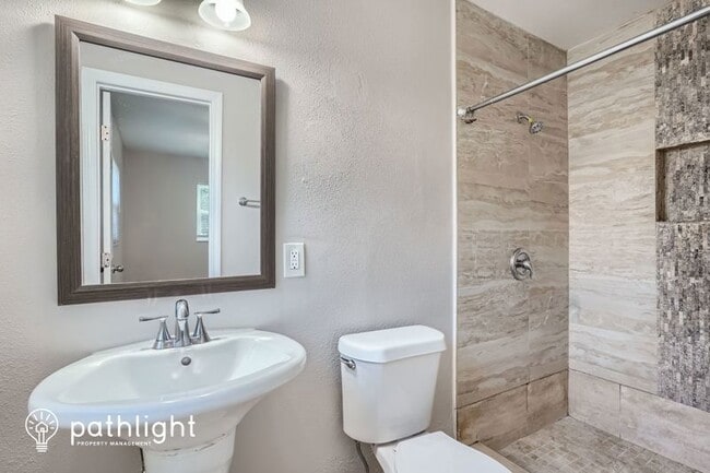 Building Photo - 304 W Fern St