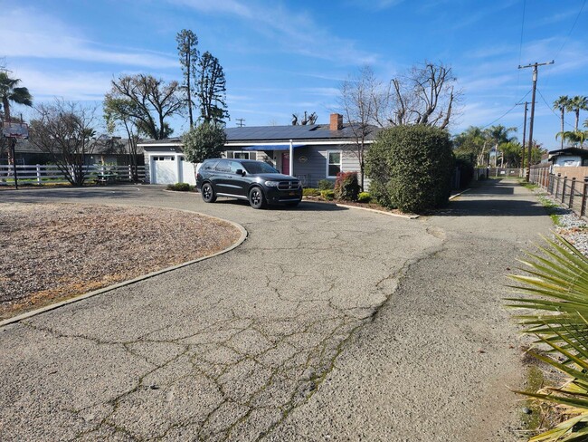 Building Photo - Cozy North Hanford Home for Rent – Spaciou...