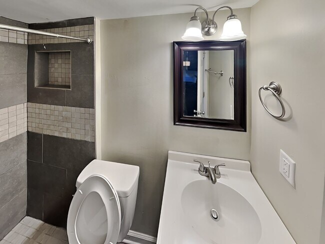 Building Photo - Lantern Square Apartments-B5