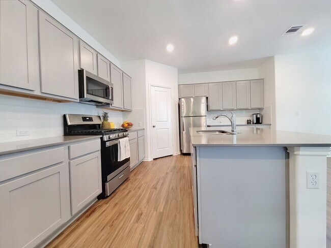 Building Photo - Spacious 4-Bedroom, 3-Bath Single-Family H...