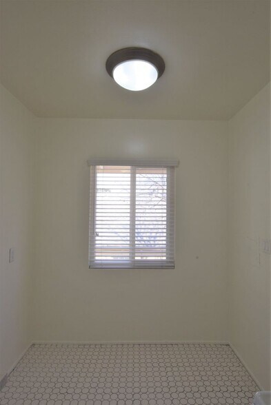 Building Photo - 721 N Hollywood Way