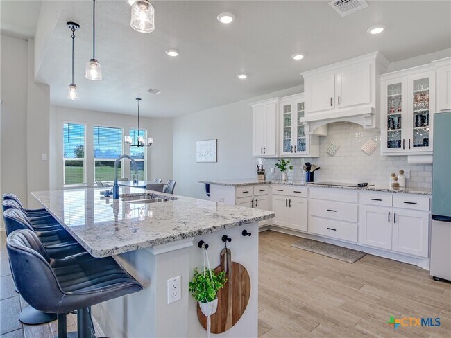 Building Photo - 1701 Meadow Crest