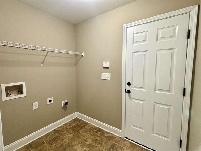 Building Photo - 4668 Hidden Creek Dr
