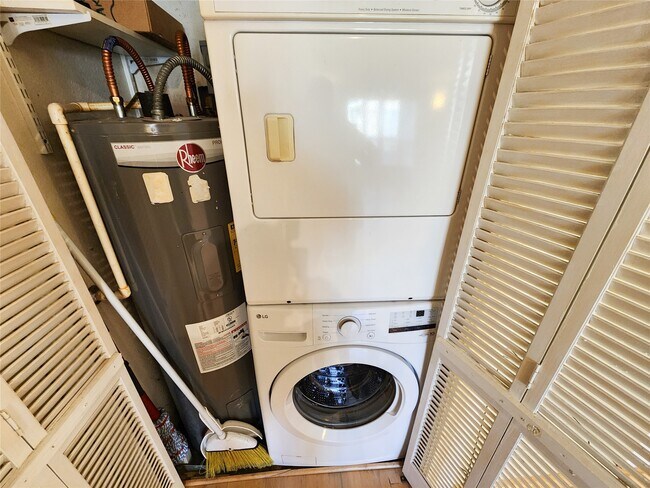 Building Photo - 1860 White Oak Dr