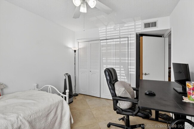 Building Photo - 9101 Jacaranda Ln