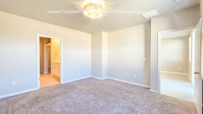 Building Photo - BRILLIANT and SPACIOUS! 4 BEDROOM/2.5 BATH PLUS LARGE BONUS-FLEX SPACE and FENCED YARD!