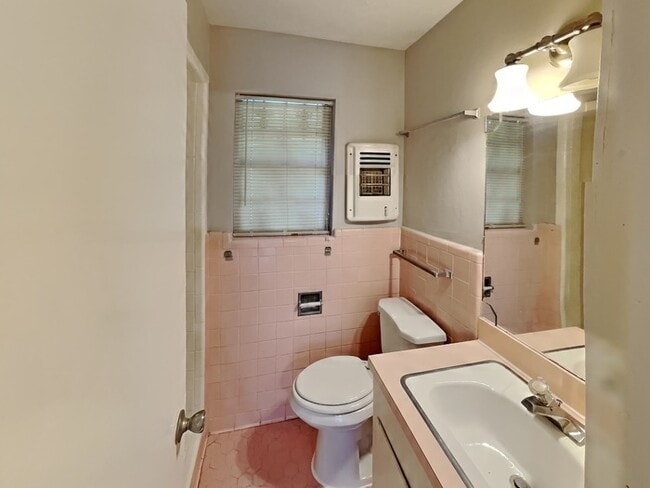 Building Photo - No Application Fee* Plus $250 Off First 2 ...