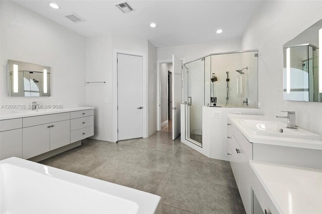 Building Photo - 552 Palm Dr