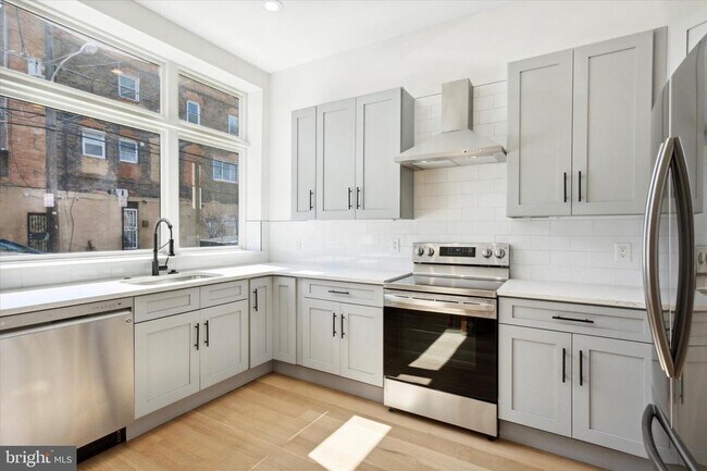 Building Photo - 1754 S Chadwick St