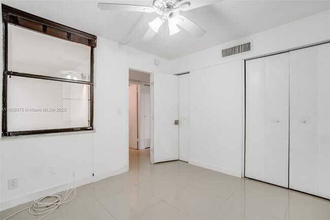 Building Photo - 20350 W Country Club Dr