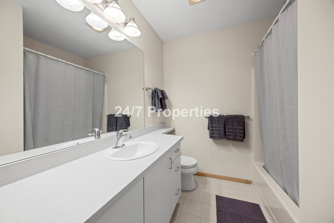 Building Photo - Hilltop 1BD I 1BA Condo + FREE month of re...