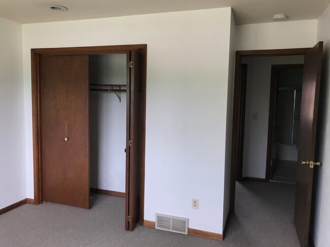 Building Photo - 2 Bedroom/1.5 Bathroom in Iowa City near Kinnick! Available Now!